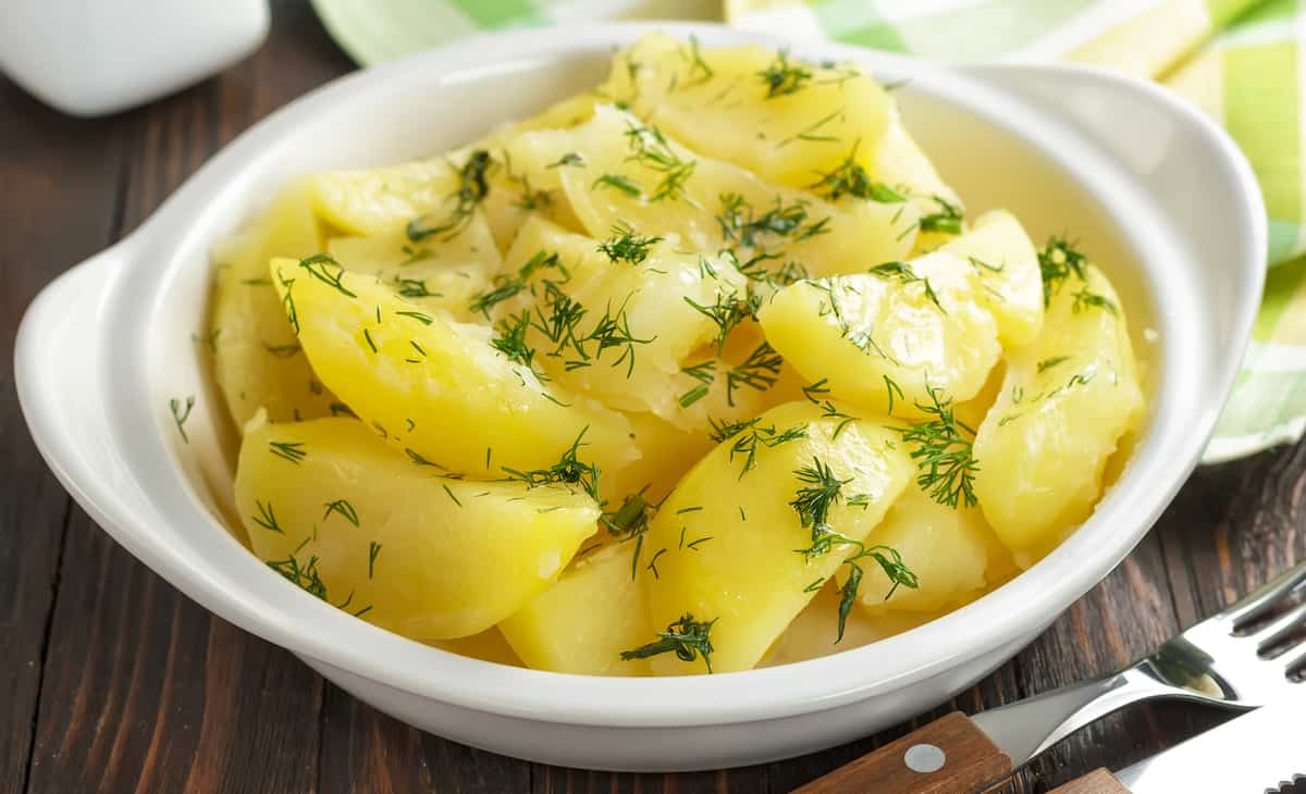 How long does it take to boil whole potatoes for mashed potatoes?