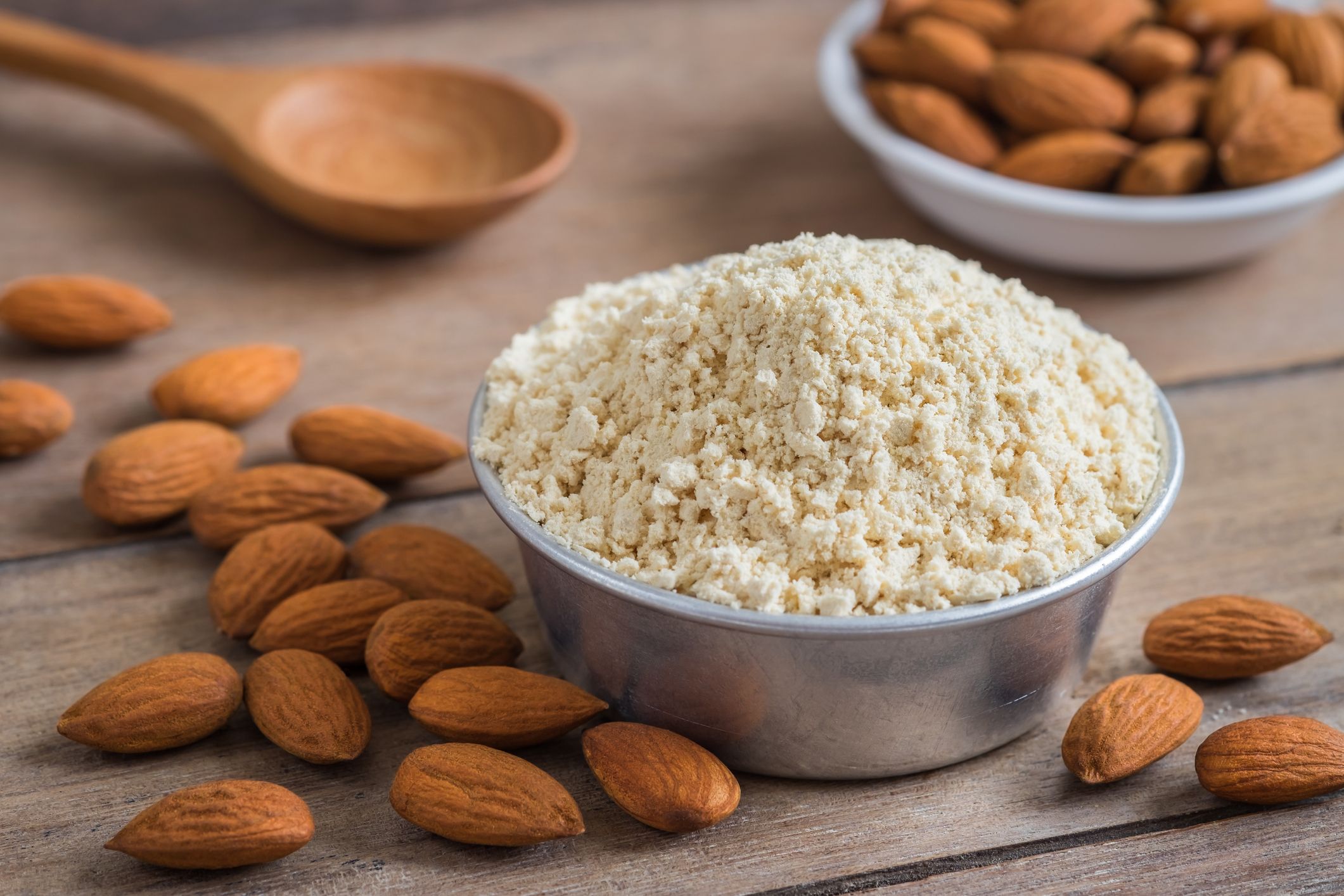 How many calories and carbs are in 1 cup of almond flour?