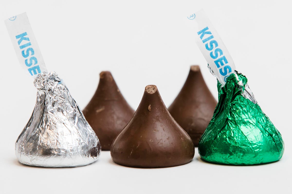 How many sugars and carbs are in one Hershey kiss?