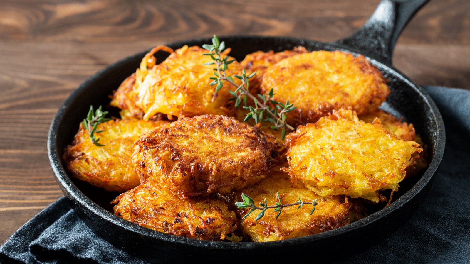What is the difference between hash browns and potato cakes?