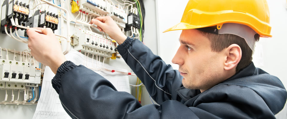 Are electricians required to be licensed in California