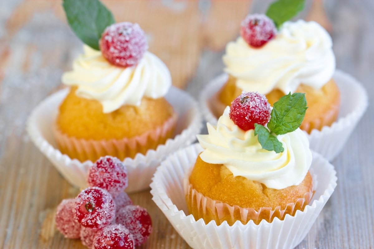 Should cupcakes be refrigerated overnight?